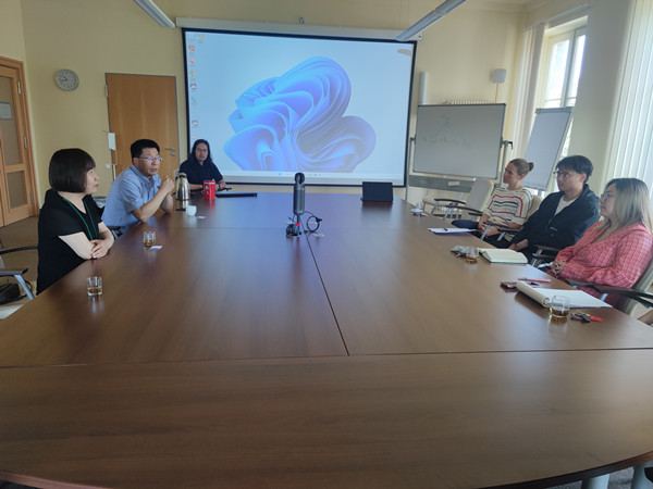 32971ffe4d984fbaa1eb4babd276bff3.jpg 在德国IAMO与学生座谈交流宣讲人才政策_副本.jpg